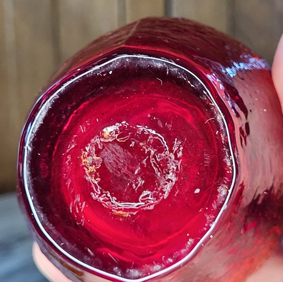 Elegant Red Glass Vase - Picture 6 of 16